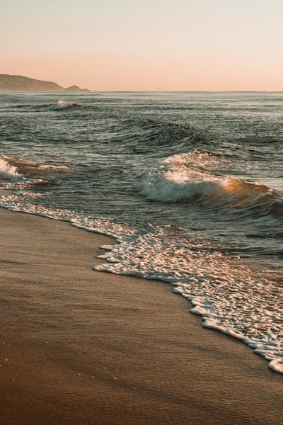 海浪撞在岸上白天
